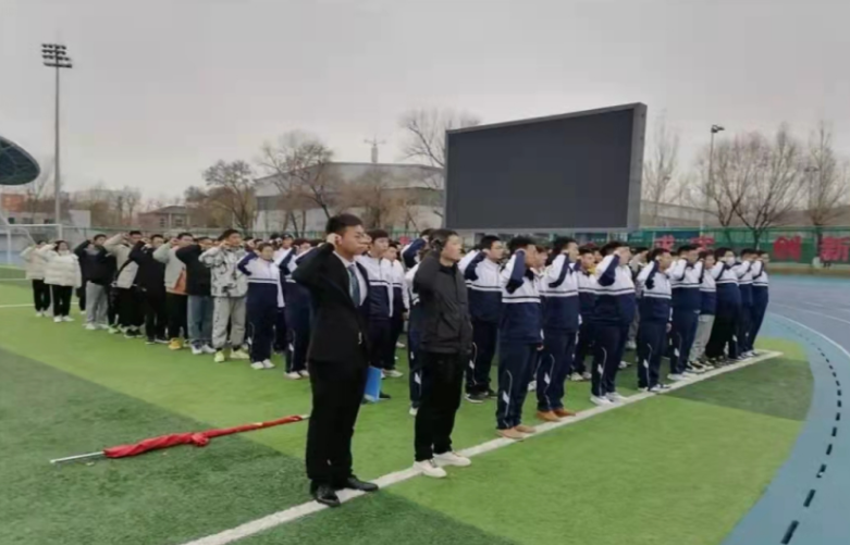 学校举办“青春向党·奋斗强国”主题升旗仪式