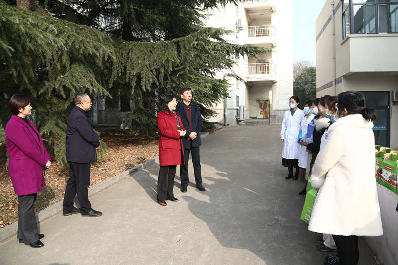 校领导慰问校医院医护人员