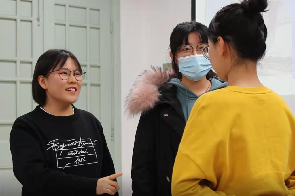 刘利校长参加2019级汉语国际教育2班主题班团活动