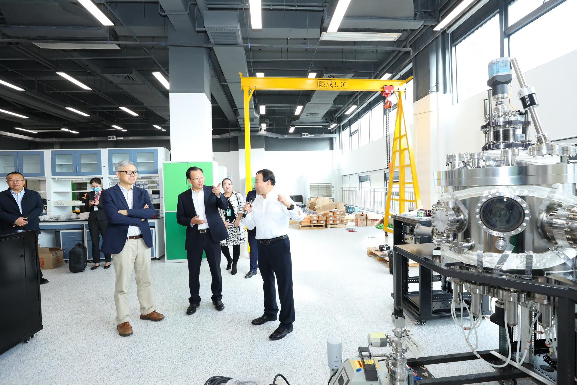 李凤亮书记到量子科学与工程研究院调研