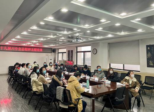 高艳为经管学院学硕生2102党支部讲授党课
