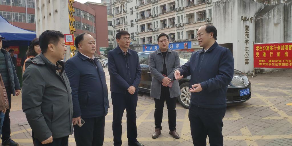 校领导督导学校文明创建工作
