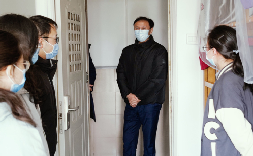 学校开展“冬令送温暖”慰问学生活动