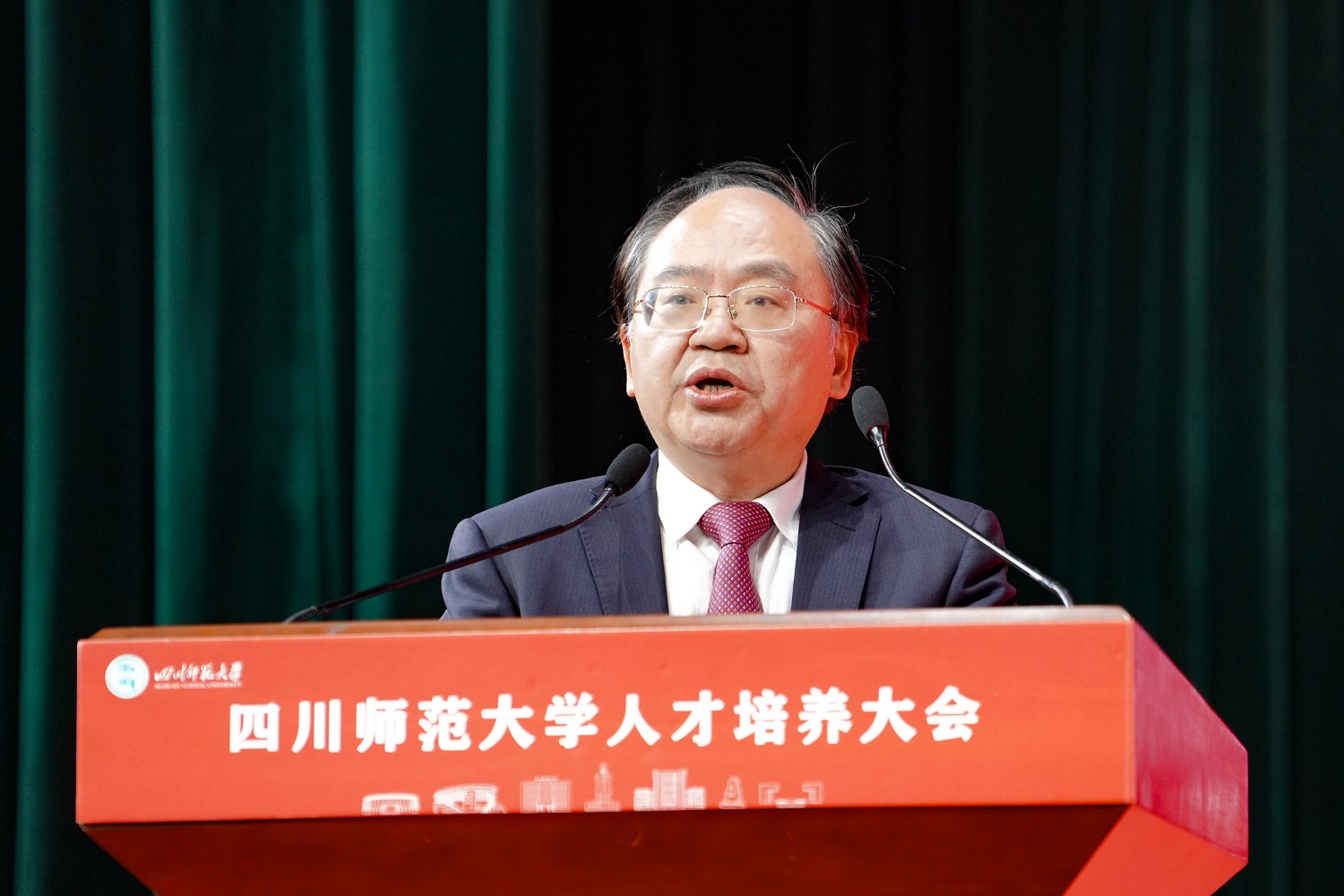 学校隆重举行2021年人才培养大会表彰会