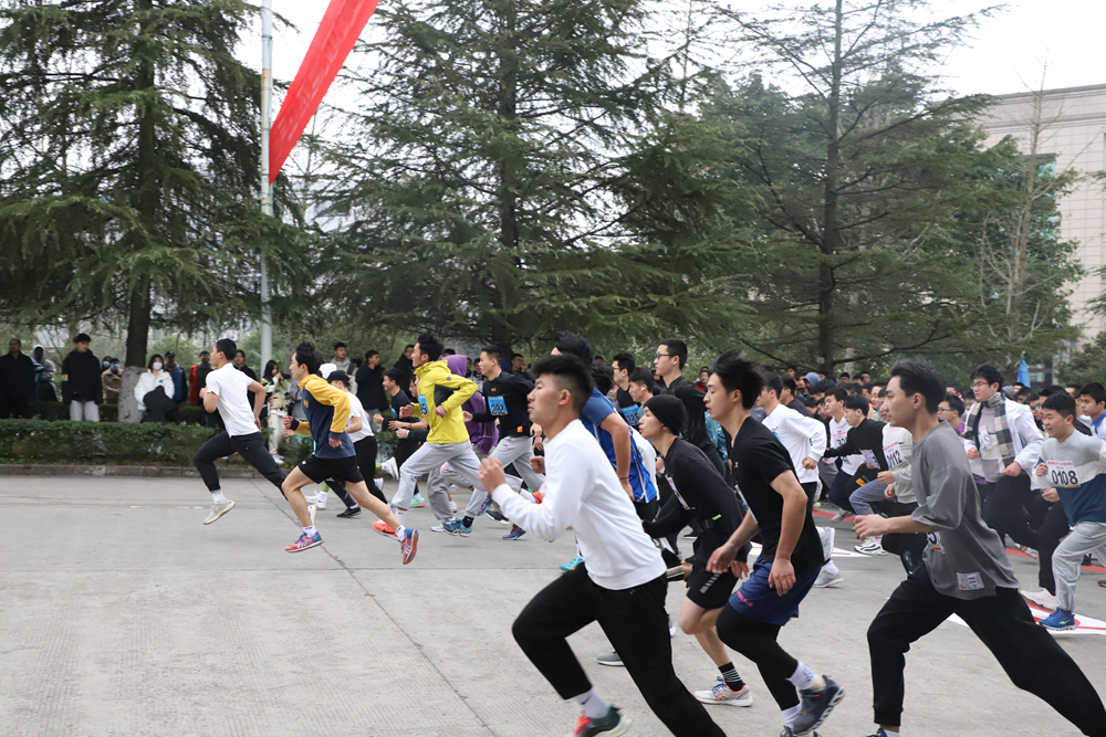 西华师大举办第十三届环校园冬季长跑比赛
