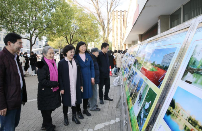 我校举行离退休教职工迎新年摄影作品展