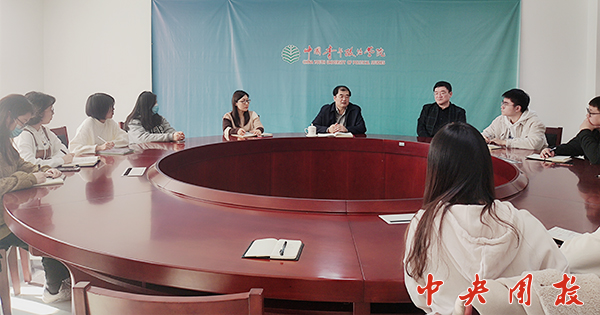 林江代表学校党委同新一届研究生会负责同学集体谈话