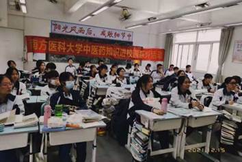 中医药知识进校园活动让中学生沉浸式体验中医学