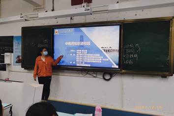 中医药知识进校园活动让中学生沉浸式体验中医学