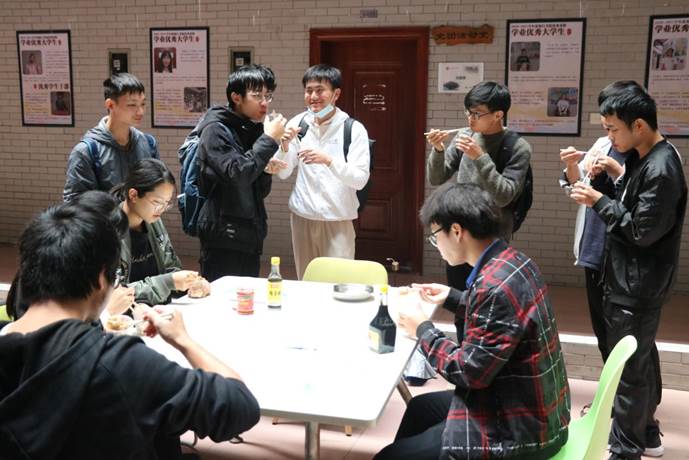 知行书院开展“温暖冬至，情满知行”送温暖活动
