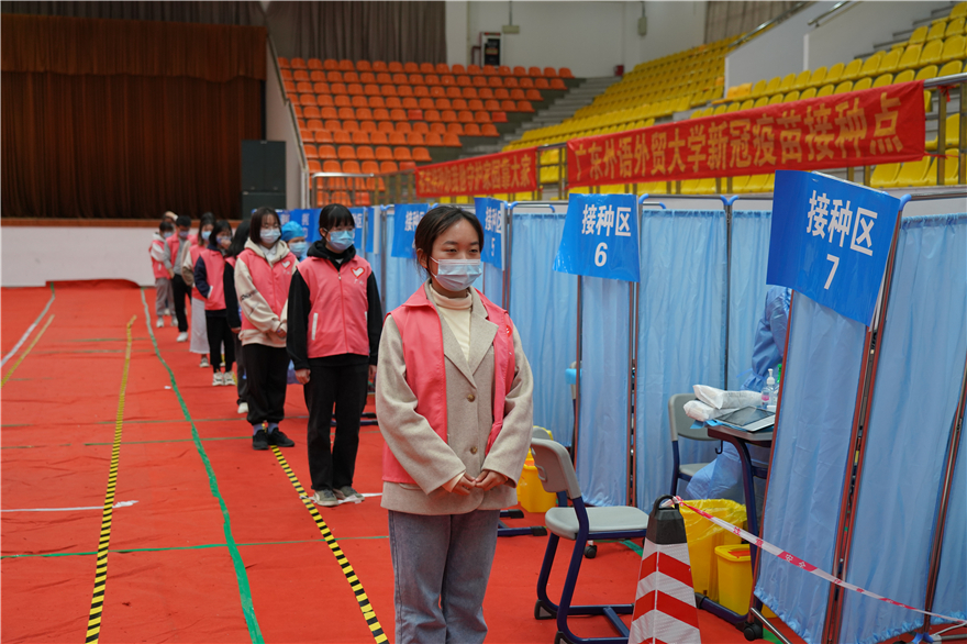 新冠疫苗“加强针”接种筑牢校园免疫屏障