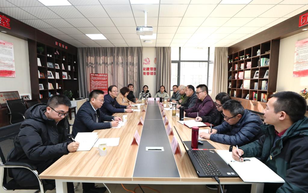 校党委书记肖远平指导地理与环境科学学院（喀斯特研究院）教工地理信息科学党支部主题党日活动