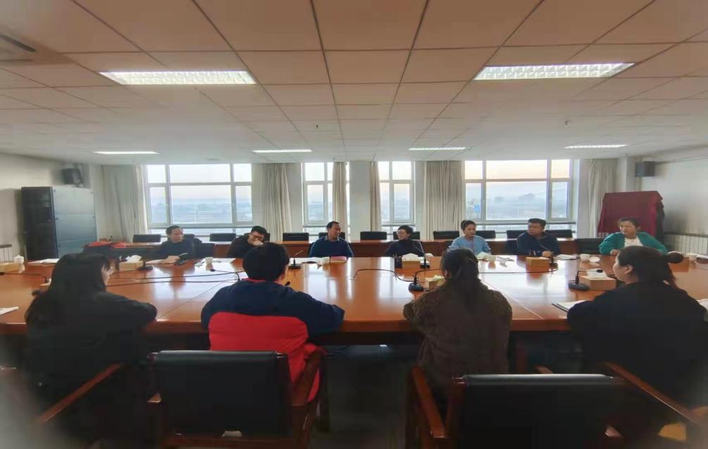 校长郭郁烈在卓越新闻学实验班、少数民族语言文学“零基础”班开展调研