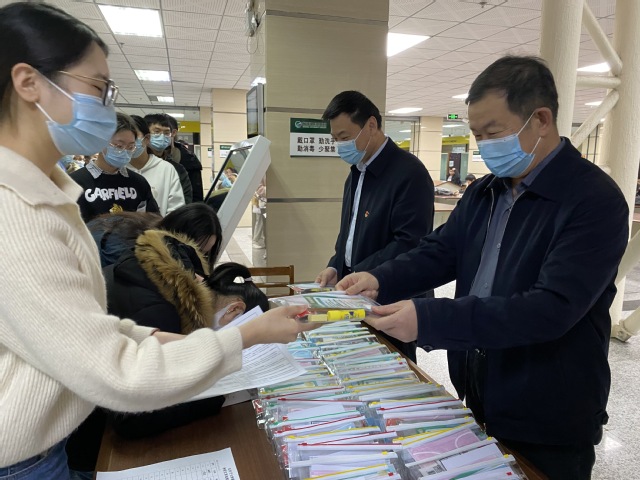 【我为群众办实事】图书馆为考研学生赠送贴心文具包　为考研学子加油打气