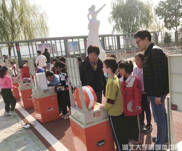 “流动的科技馆”巡展走进湖大附小