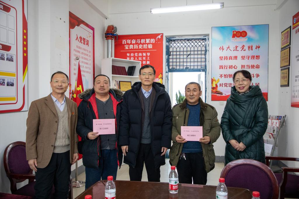 “两节”慰问送关怀，岁寒情深暖人心——学校领导看望慰问后勤困难职工