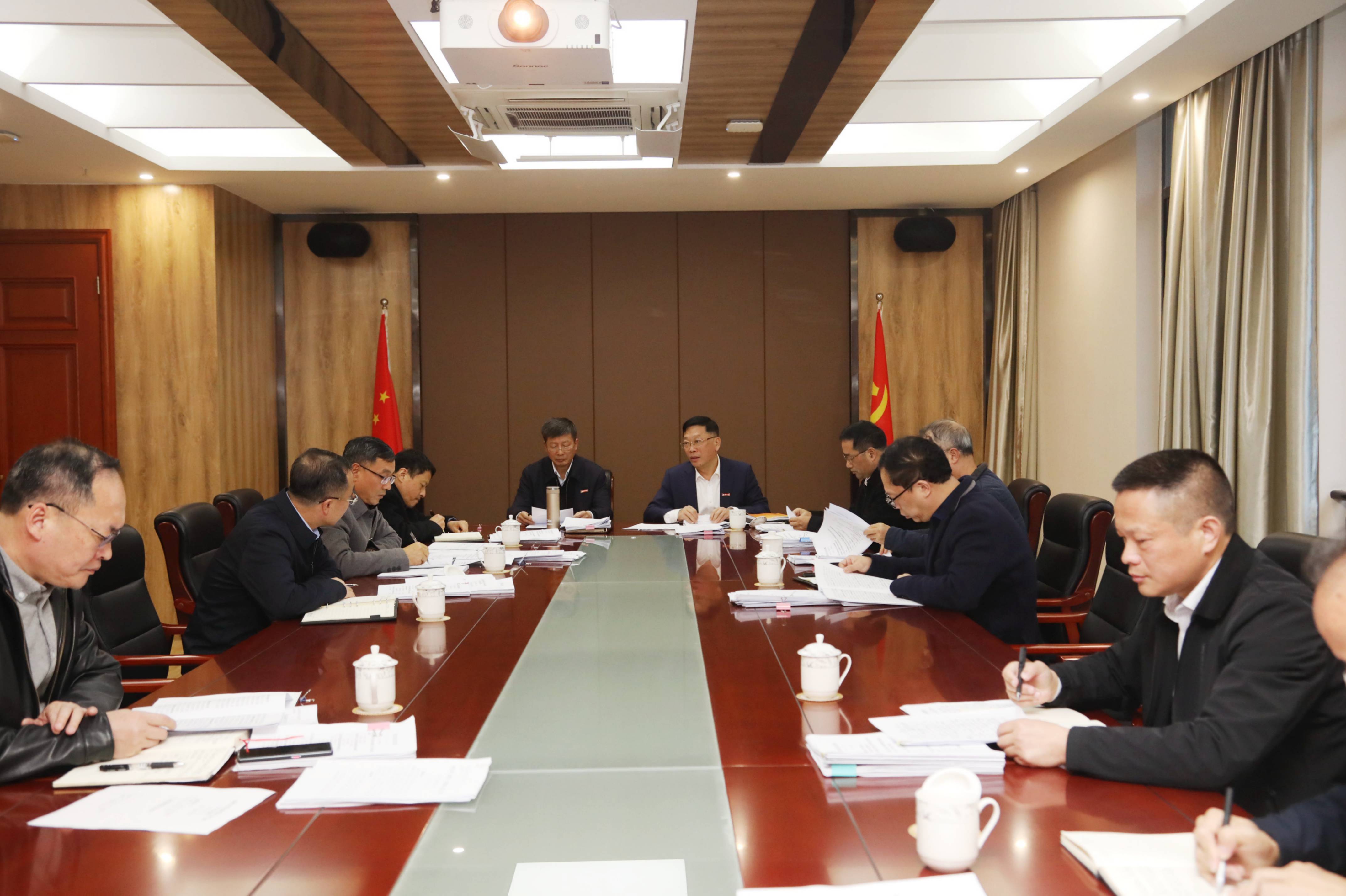 校党委理论学习中心组学习会举行 专题学习潘东升、陈炜同志先进事迹