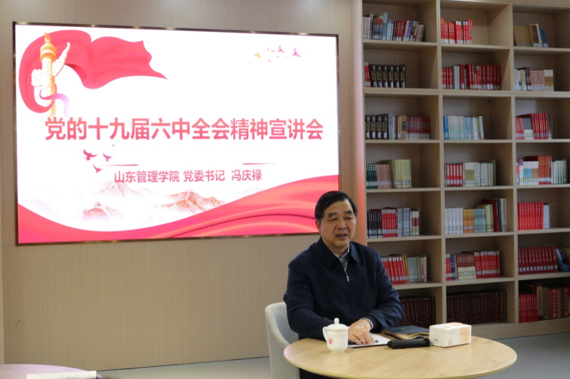 冯庆禄为联系班级宣讲党的十九届六中全会精神