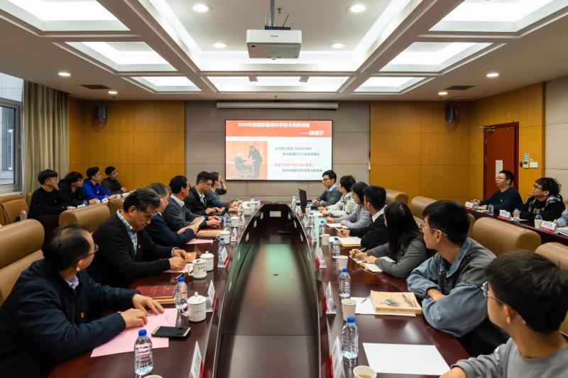 校领导参加航空航天学院本科生党支部主题党日活动
