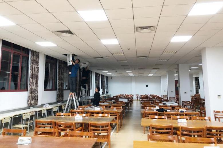 图书馆打造怡人阅读环境，践行“我为群众办实事”