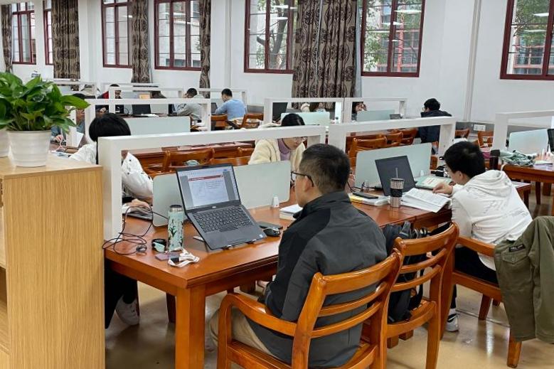 图书馆打造怡人阅读环境，践行“我为群众办实事”