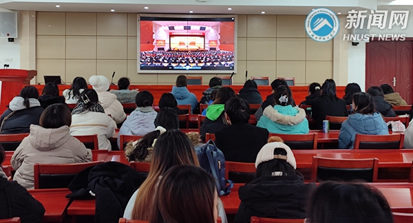 马克思主义学院组织研究生党员集中观看《奋进新征程，谱写新篇章——深入学习贯彻省第十二次党代会精神》