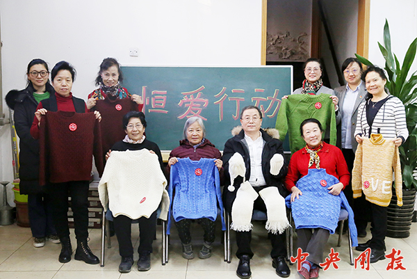 一针一线送真情 爱心毛衣暖人心