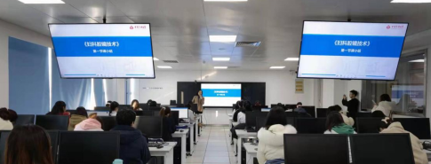 深耕教改沃土培育红医良才——VR融合型《妇科腔镜技术》选修课顺利完成第一期教学