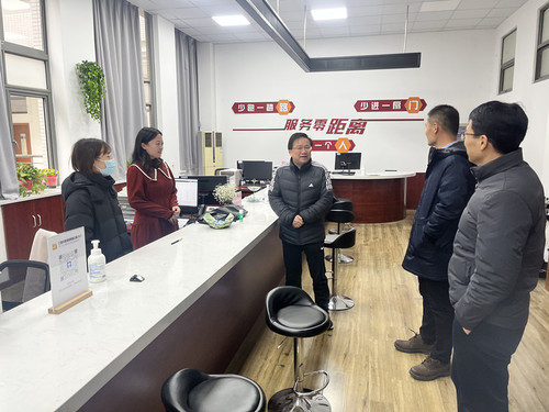 校党委书记夏小和元旦看望慰问在校师生