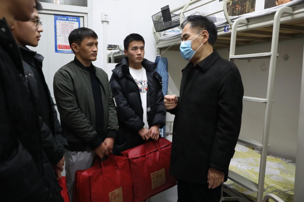 学校开展送温暖活动，看望慰问家庭经济困难学生