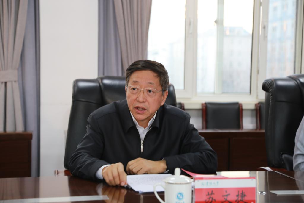 学校党委理论学习中心组（扩大）召开贯彻落实省、市党代会精神专题研讨会议