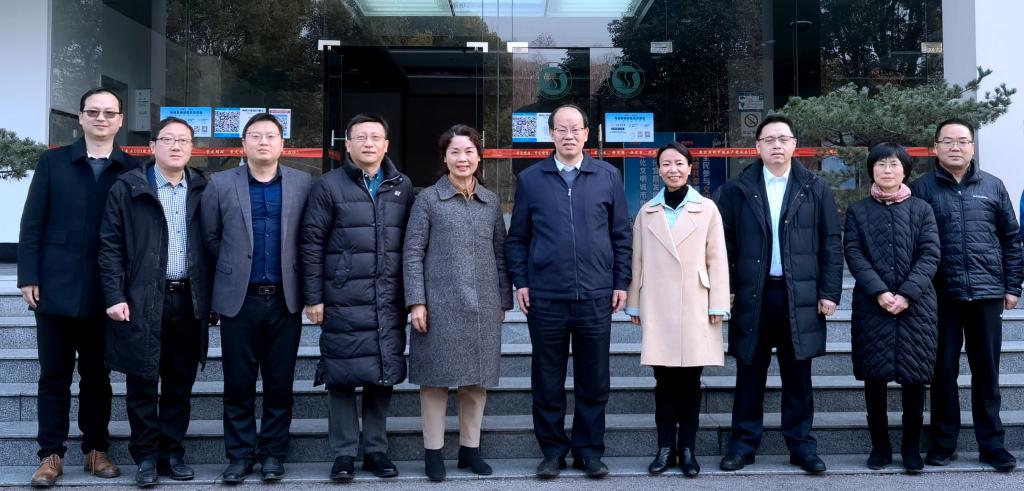 何伟军李红看望出席市政协会议的委员