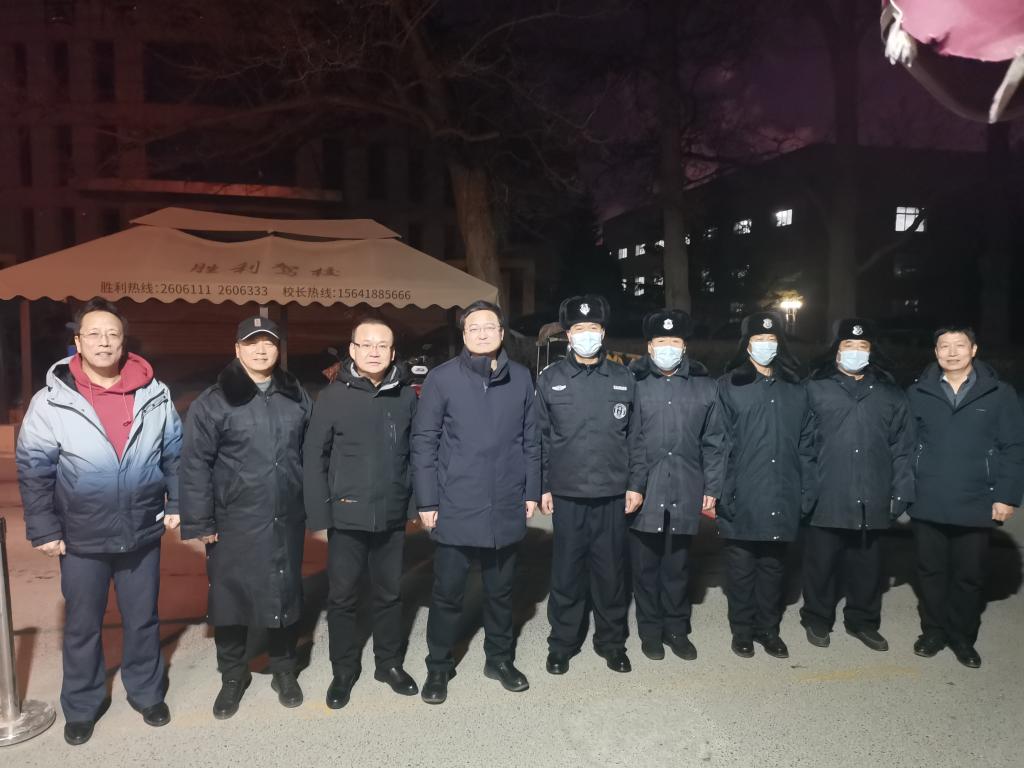 副校长马修泉、徐平走访慰问元旦值班职工