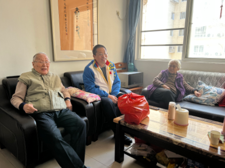 民盟暨大基层委慰问老盟员代表