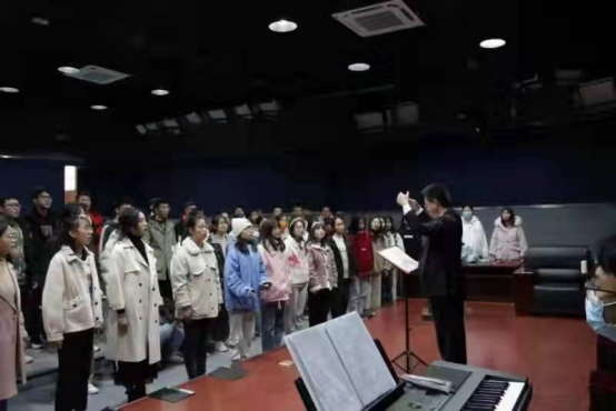 学校师生传唱《领航》 感悟新征程磅礴力量