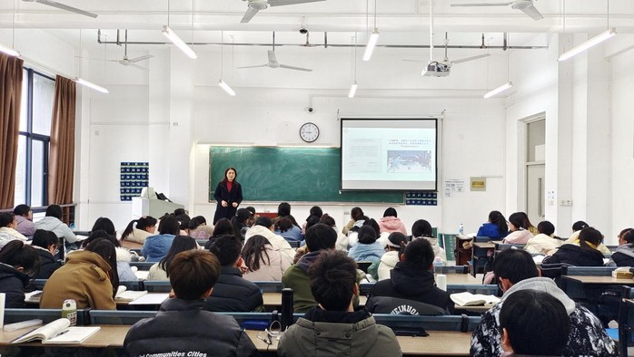 陈秀为人工智能与大数据学院学生讲授思政课