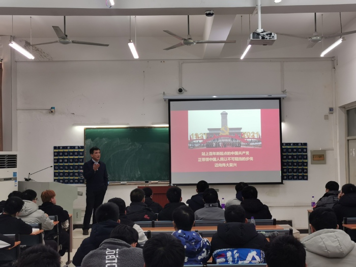 卢平为城市建设与交通学院学生讲授思政课