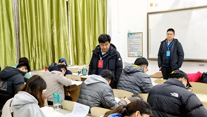 学校领导检查指导期末考试工作