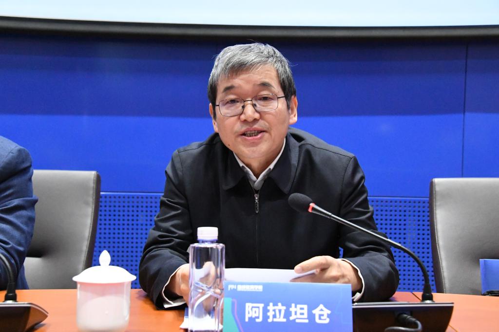 内蒙古自治区中小学幼儿园教师培训项目执行办公室揭牌仪式暨内蒙古自治区2022年“三科”教师培训研讨会在我校举办