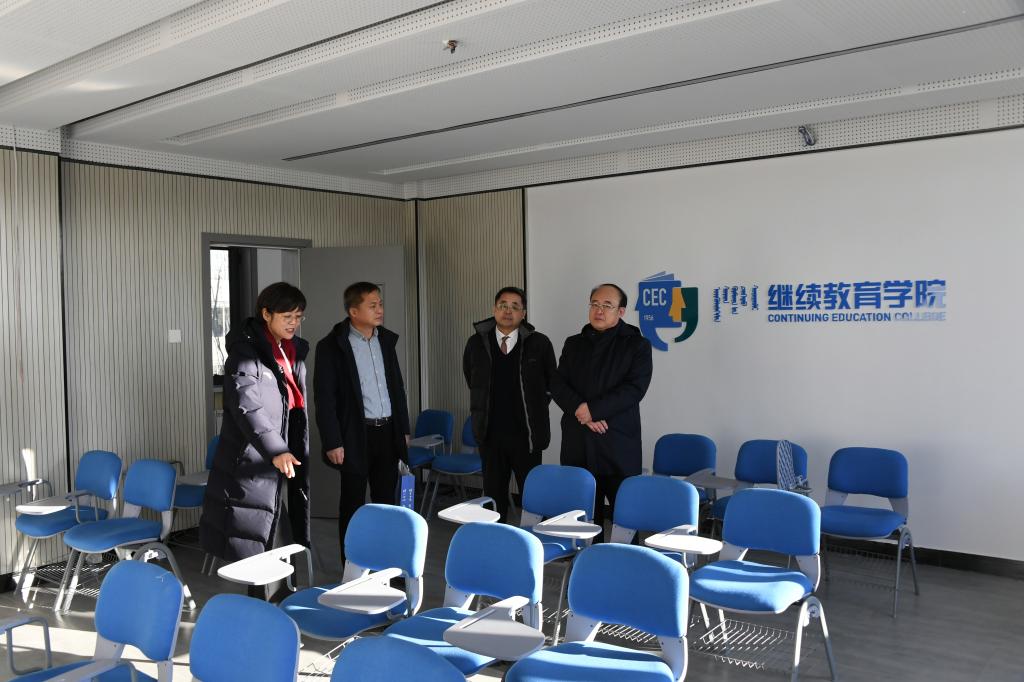内蒙古自治区中小学幼儿园教师培训项目执行办公室揭牌仪式暨内蒙古自治区2022年“三科”教师培训研讨会在我校举办