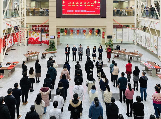 图书馆举办“挥毫品茗贴年红　迎新送福送温暖”传统文化体验活动