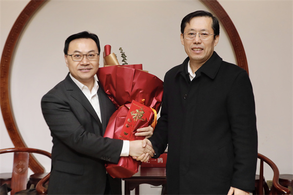 省政府党组成员王一鸥看望慰问我校官春云、刘仲华院士