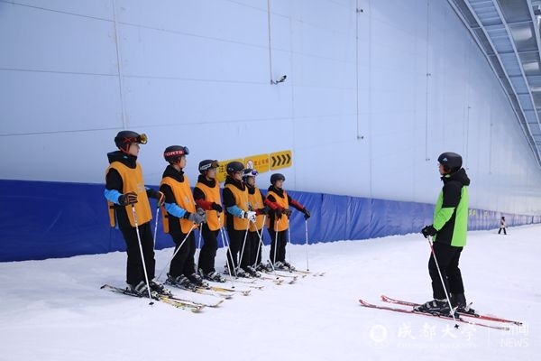 【特色课程】迎冬奥这堂课将课堂搬到了滑雪场