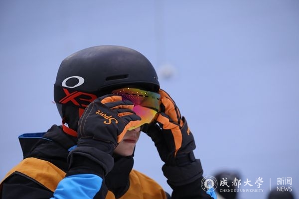 【特色课程】迎冬奥这堂课将课堂搬到了滑雪场