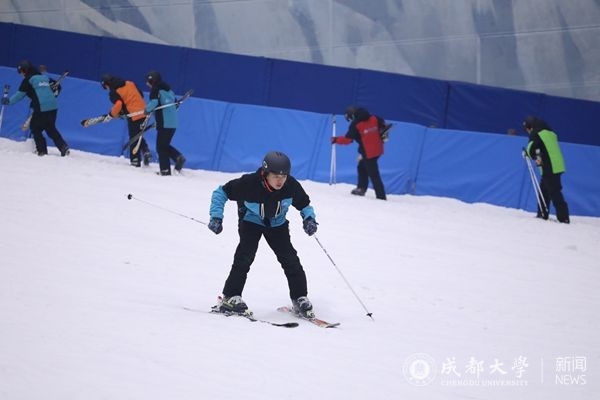 【特色课程】迎冬奥这堂课将课堂搬到了滑雪场