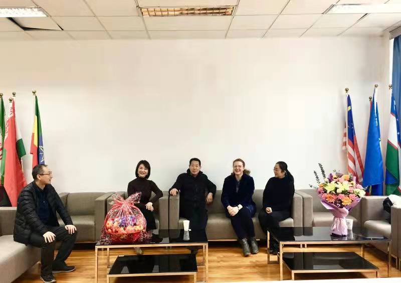 校领导慰问我校外籍专家