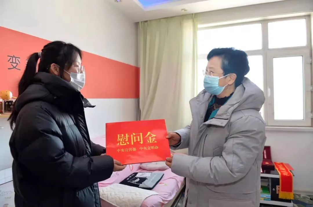 省委常委、宣传部部长贾玉梅走访慰问我校全国道德模范获得者刘羲檬同学