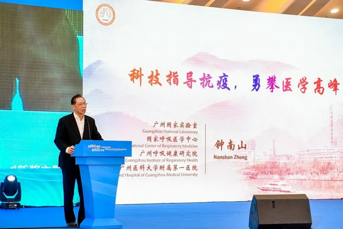 我校师生代表参加首届钟南山青年科技创新奖颁奖仪式暨“致敬战疫的青春”主题分享会