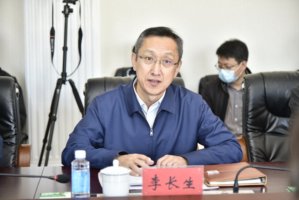 宋希斌一行来校为我校教师送上两节温暖