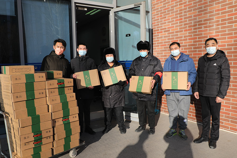 “两节”慰问送温暖，工会关爱暖人心 校工会开展教职工慰问活动